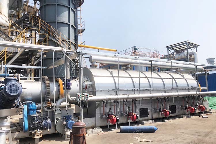 Low cost pyrolysis of old standard oil sludge equipment adapted to wet and hot conditions